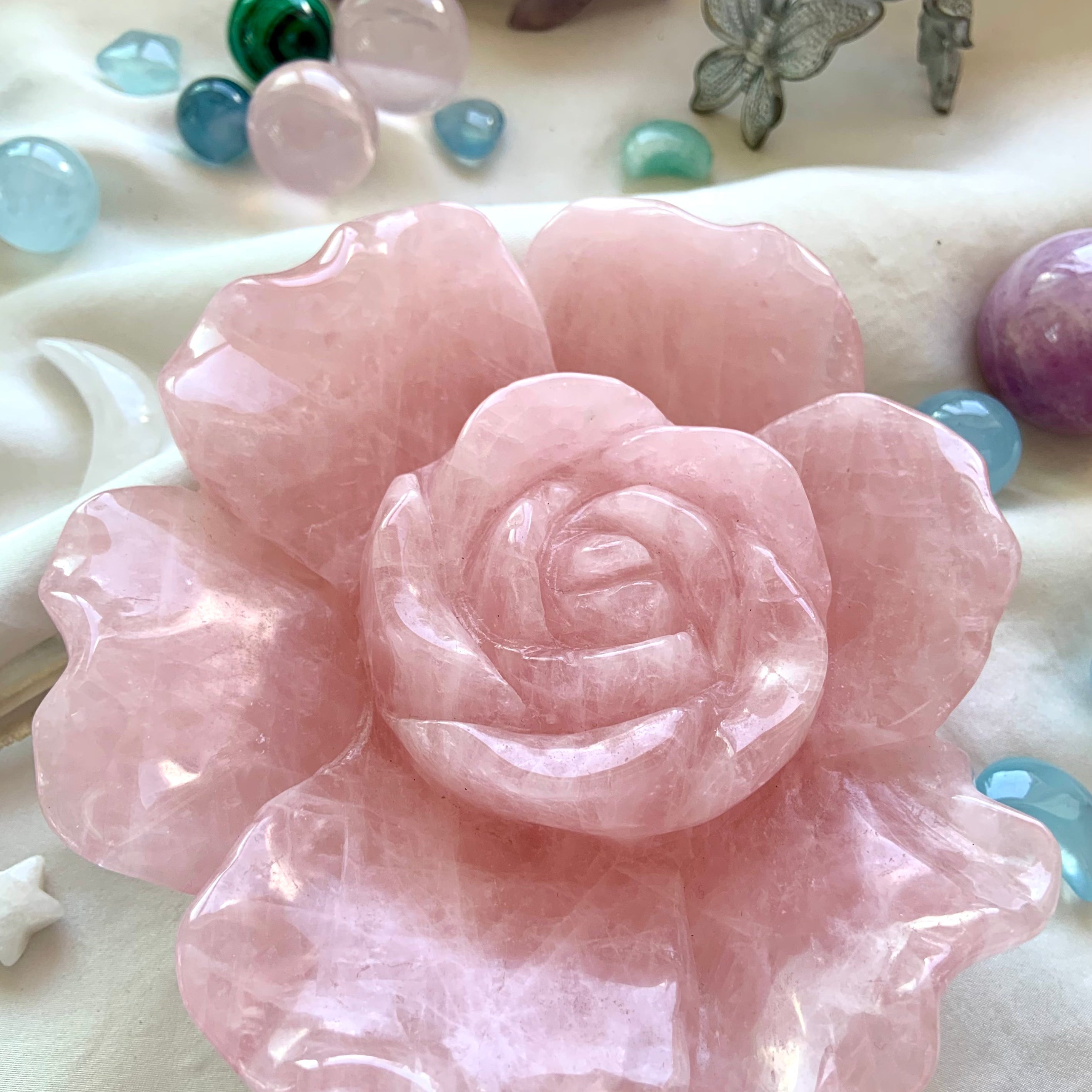 Rose Quartz flower carving — high-quality heart chakra crystal for love, compassion, divine feminine energy, and emotional healing.