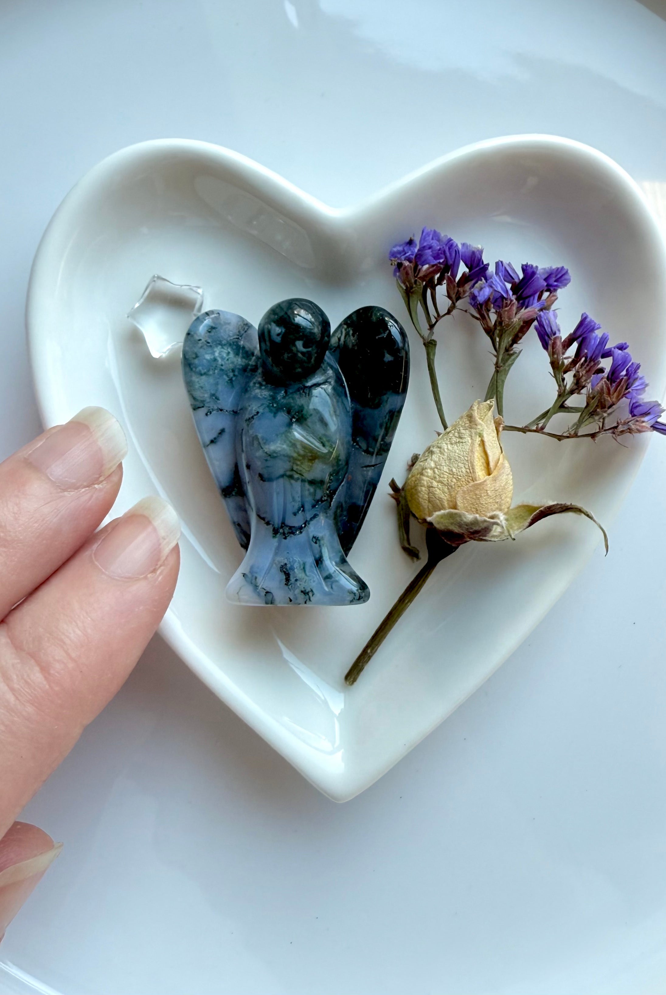 Moss Agate angel carving, clear quartz star, and dried flower bouquet displayed in white heart-shaped ceramic bowl – crystal gift set