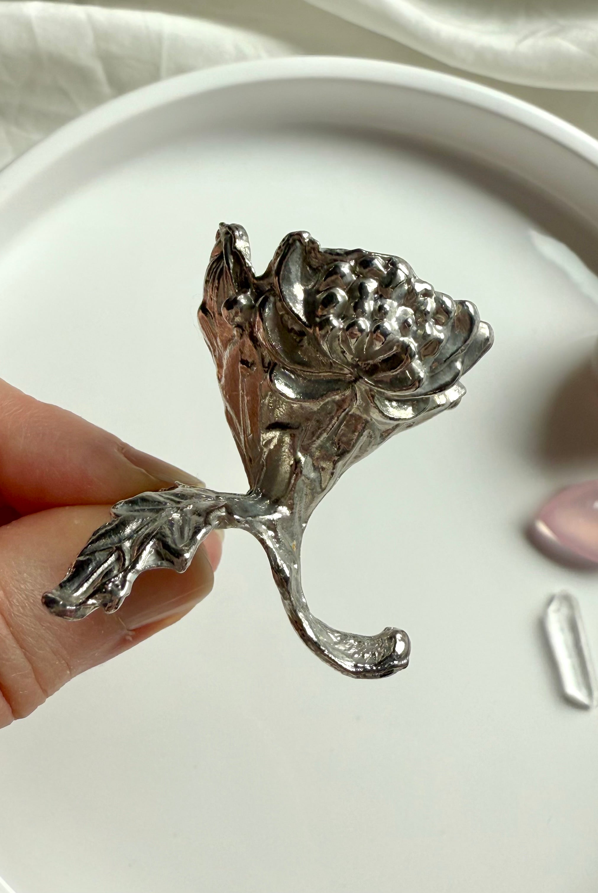 Cast metal chrysanthemum design mini sphere stand made specifically for small spheres