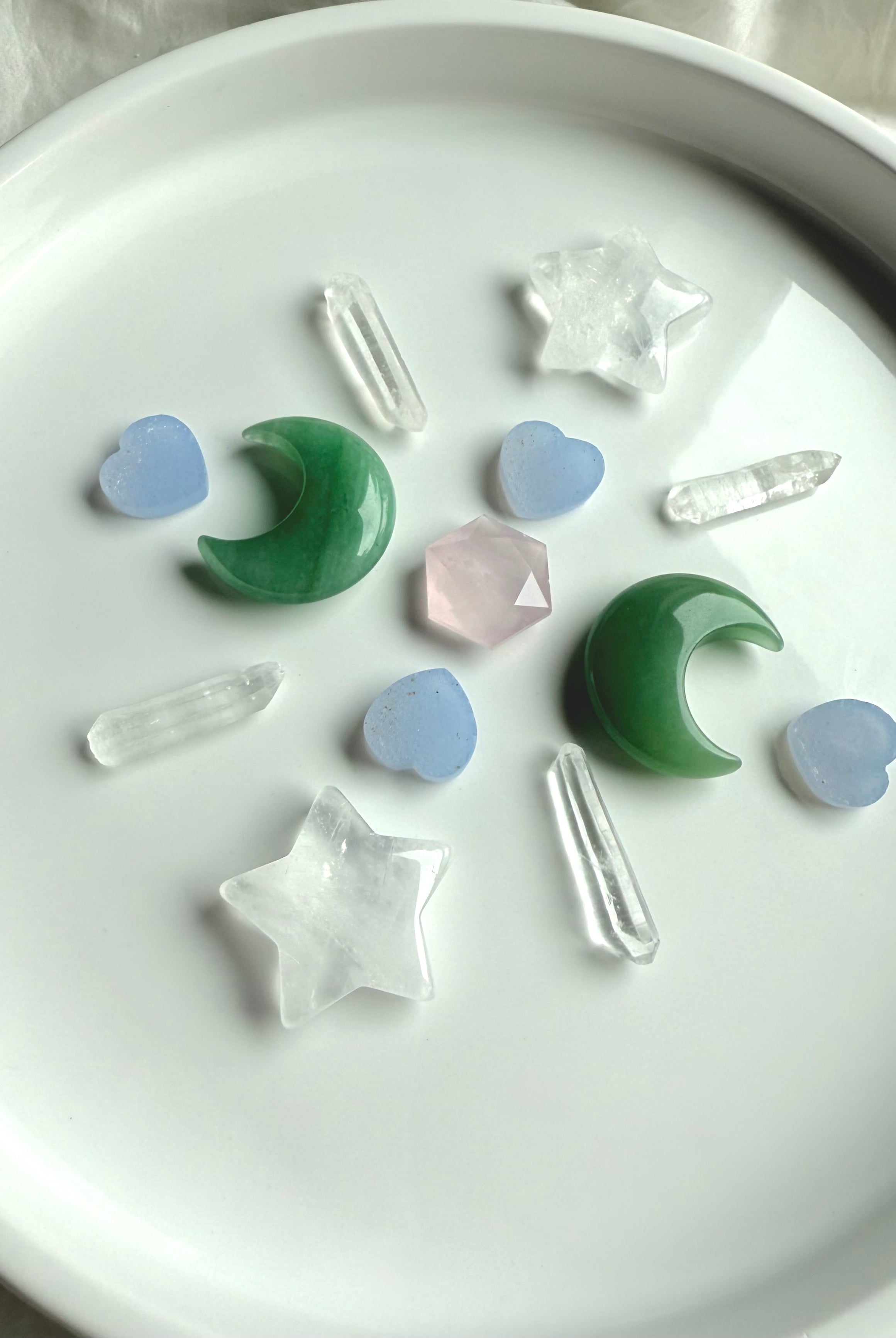 Crystal grid with Clear Quartz stars, Green Aventurine moons, Blue Chalcedony hearts, quartz points, and Rose Quartz hexagon in center, sacred geometry layout for heart chakra healing