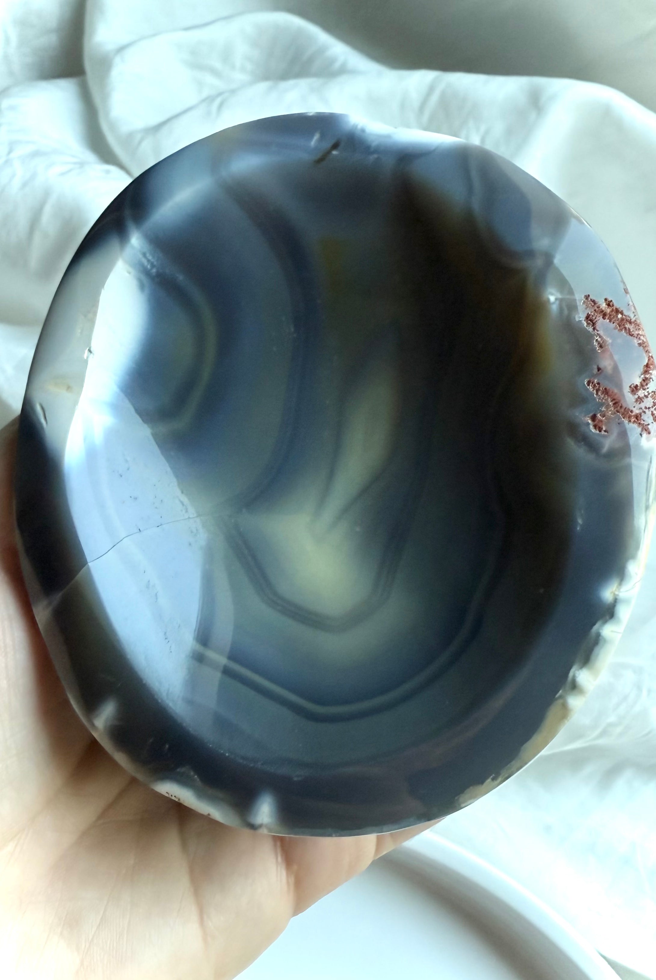 Hand-carved Orca Agate bowl with deep charcoal tones and fluid agate bands — spiritual offering dish for grounding, balance, and altar rituals.