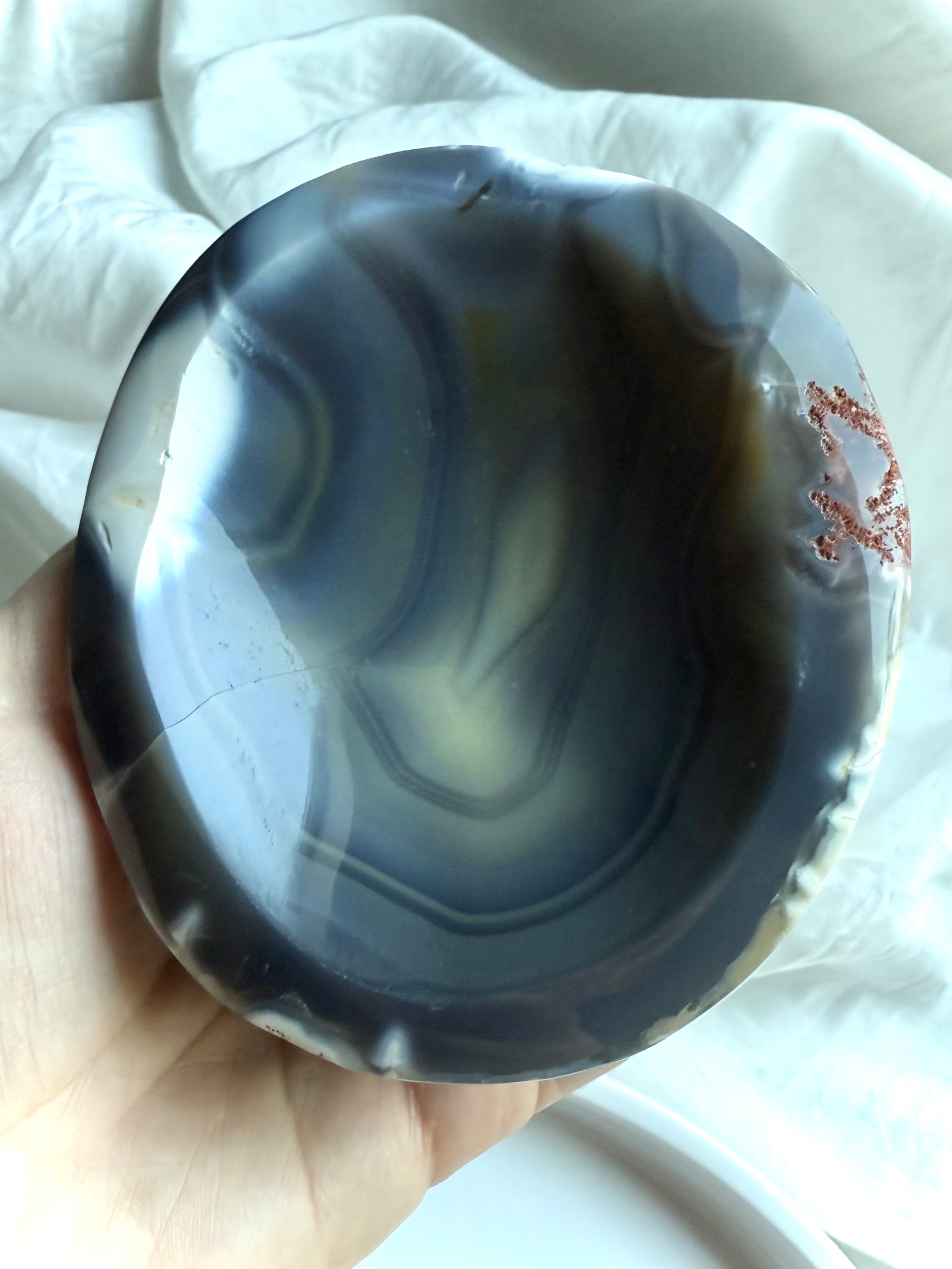 Hand-carved Orca Agate bowl with deep charcoal tones and fluid agate bands — spiritual offering dish for grounding, balance, and altar rituals.