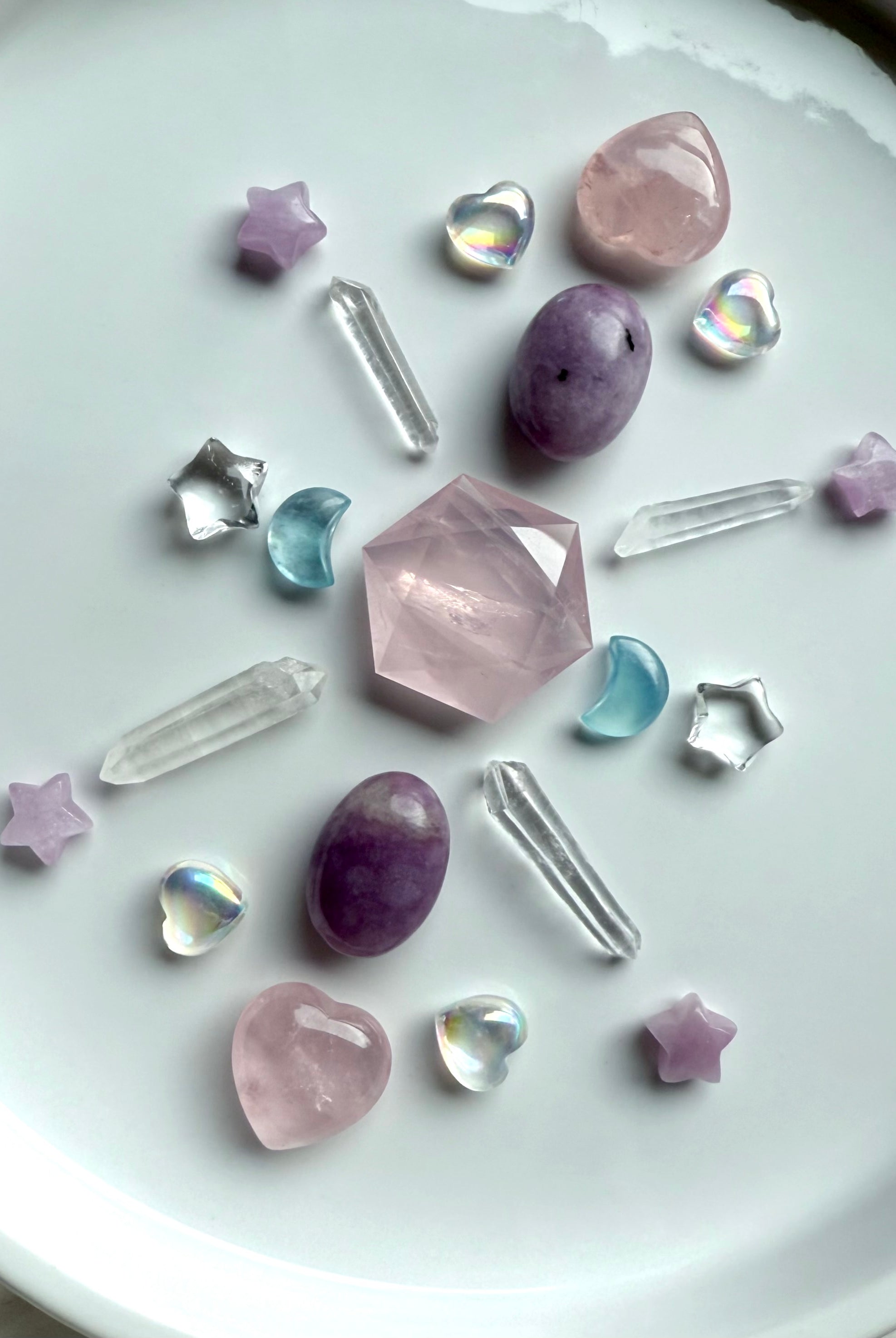 Crystal grid featuring Kunzite stars, clear quartz points, rose quartz, and aura carvings — a layout for love, clarity, and divine connection.