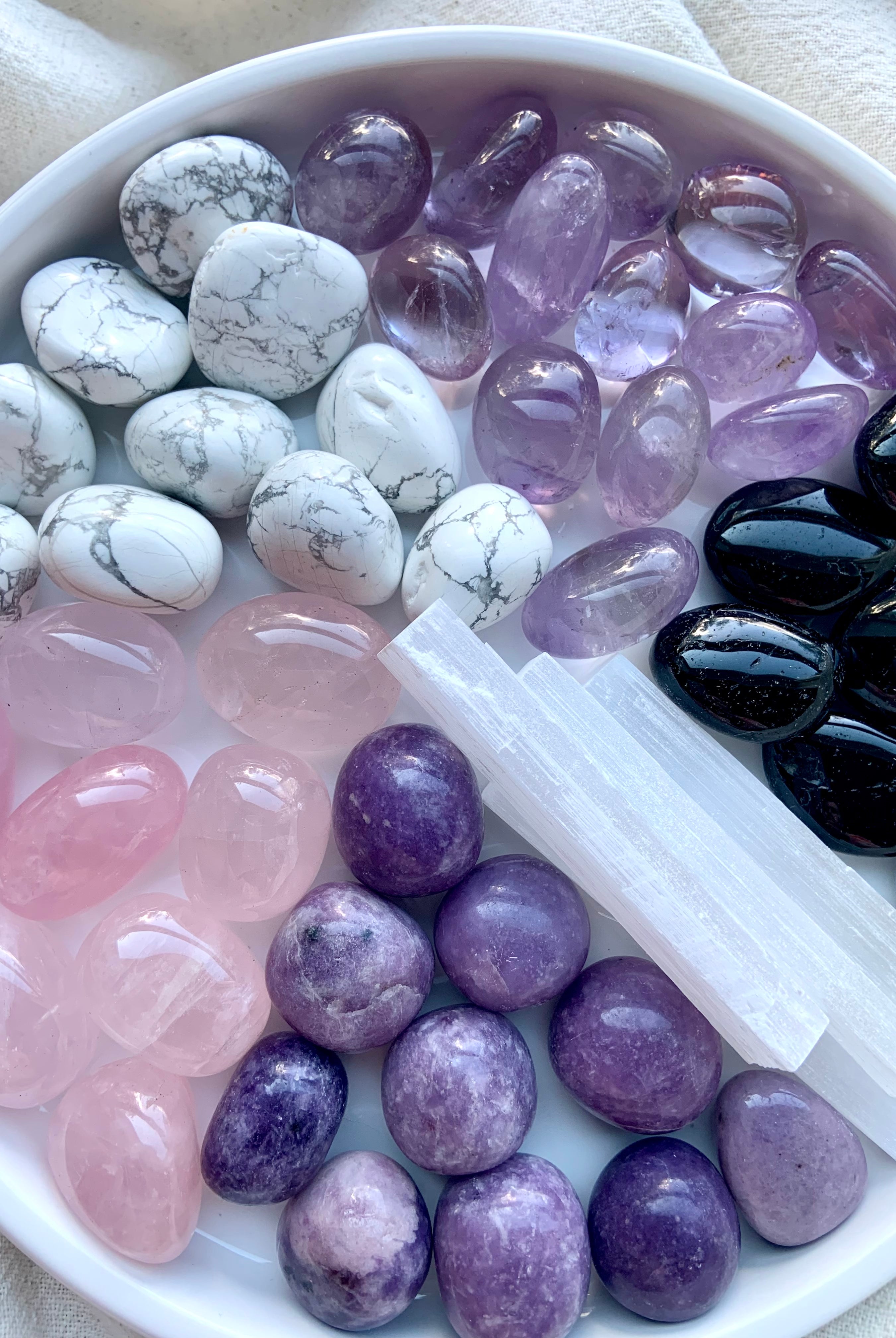 Sleep crystal set stones in a bowl: amethyst, obsidian, rose quartz, howlite, lepidolite, selenite