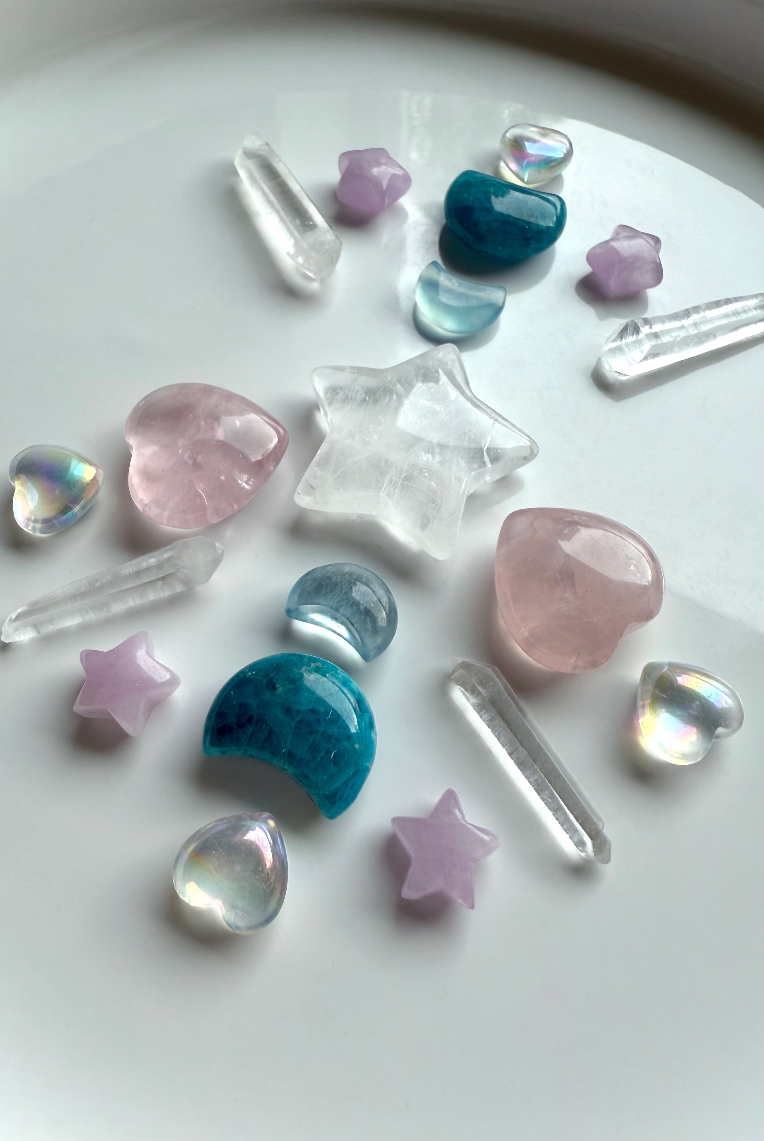 Heart chakra crystal grid with Kunzite stars, mini Aura Quartz hearts, and rose quartz heart carvings – celestial healing crystals for divine love, clarity, and emotional balance.