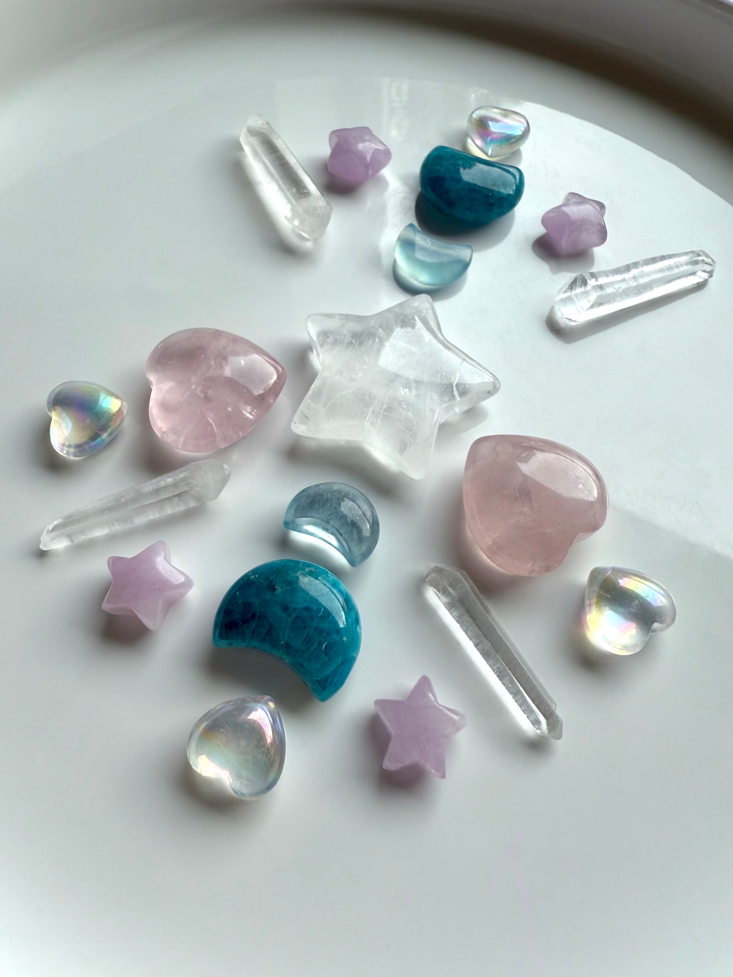 Heart chakra crystal grid with Kunzite stars, mini Aura Quartz hearts, and rose quartz heart carvings – celestial healing crystals for divine love, clarity, and emotional balance.