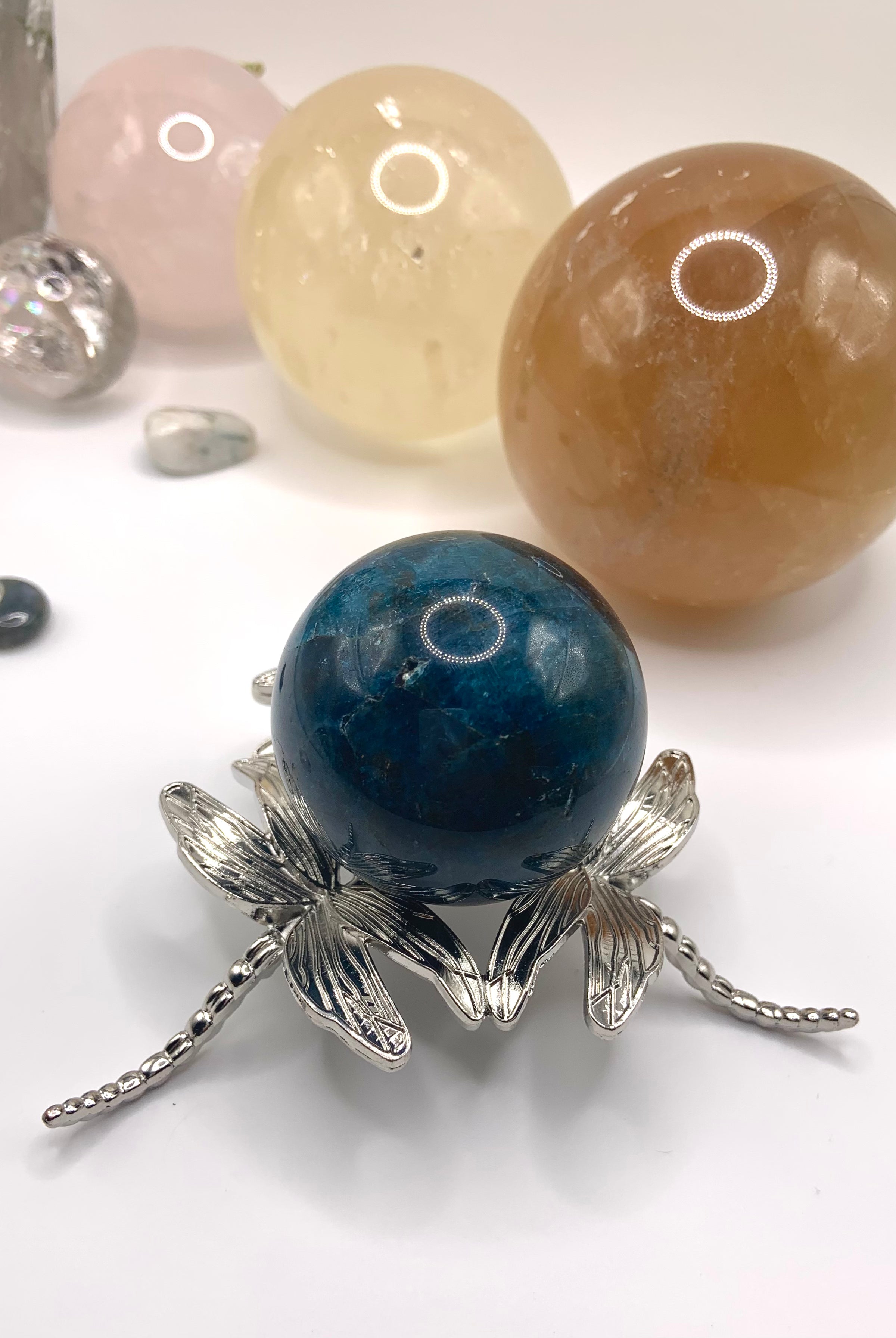 The larger dragonfly sphere stand shown with a 47mm blue apatite sphere