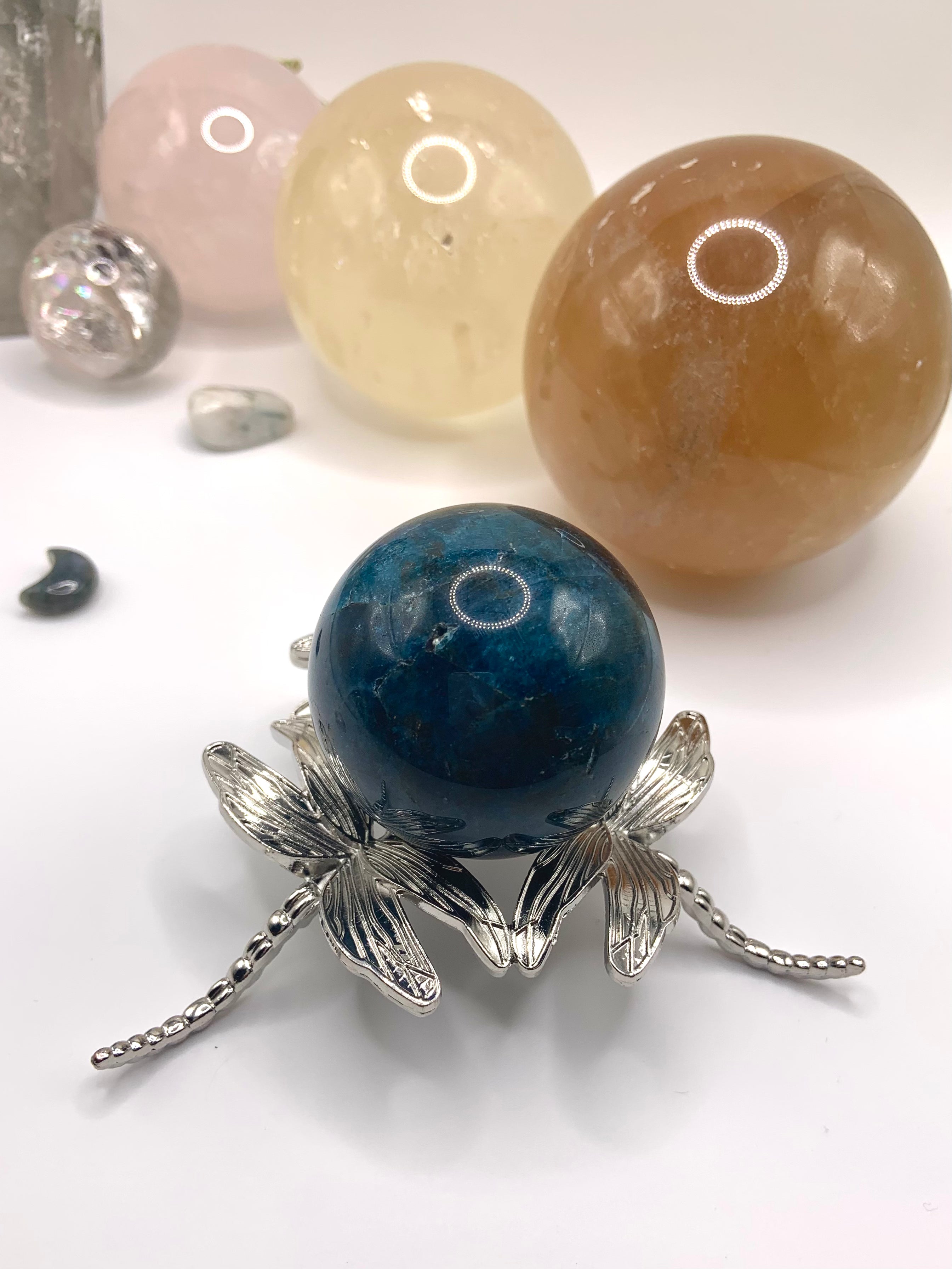 The larger dragonfly sphere stand shown with a 47mm blue apatite sphere