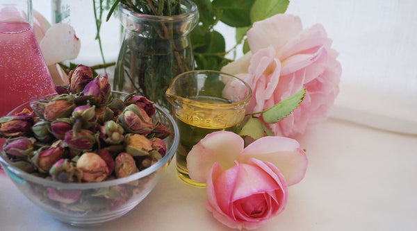 DIY Skincare Recipe :: Soothing Rosewater Eye De-Puffer