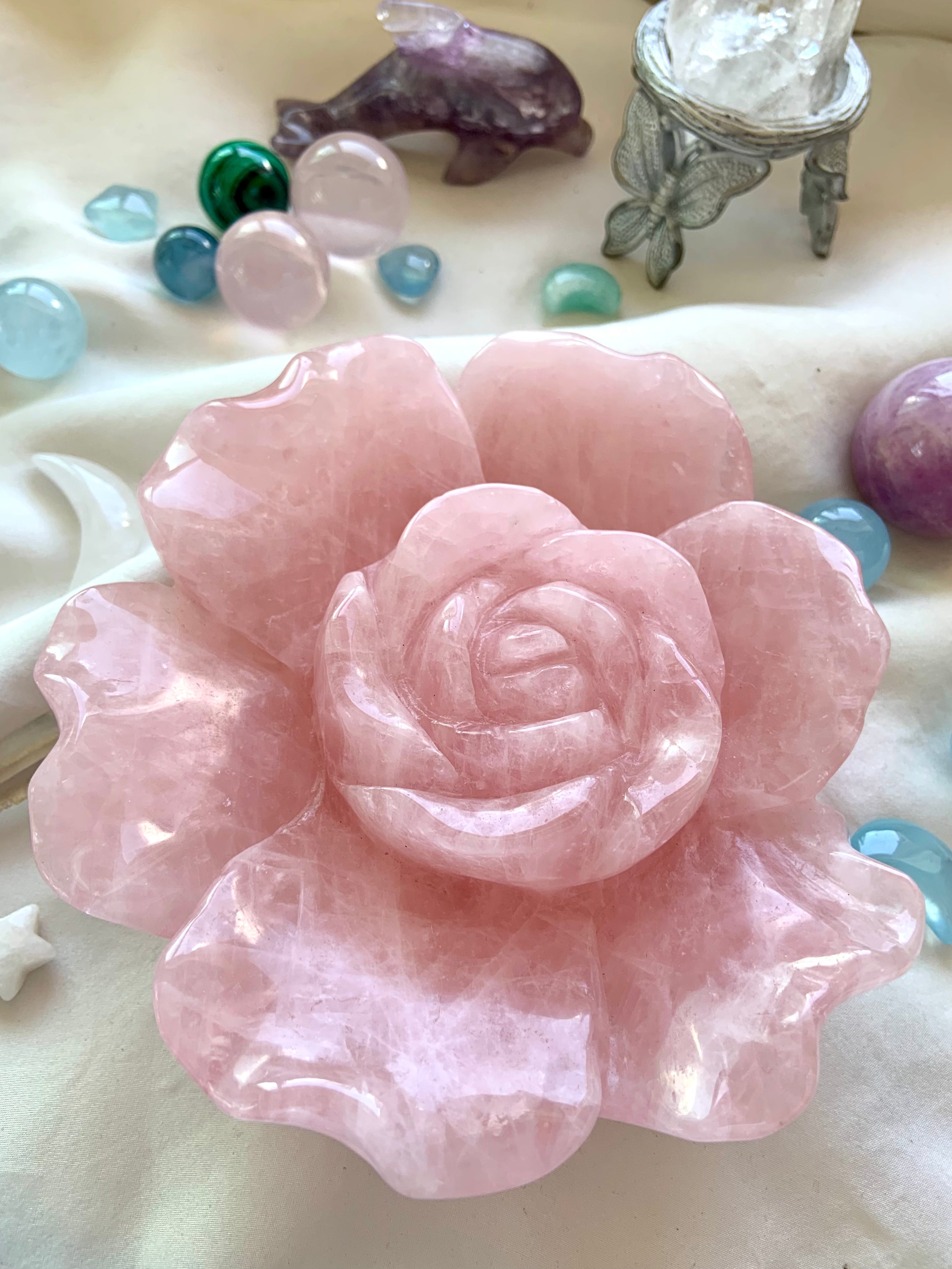 Rose Quartz flower carving — high-quality heart chakra crystal for love, compassion, divine feminine energy, and emotional healing.