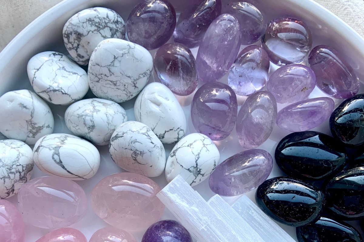 Tumbled stones in Rose Quartz, Howlite, Amethyst, and Black Tourmaline — polished mini crystals for healing, sleep, protection, and emotional balance.