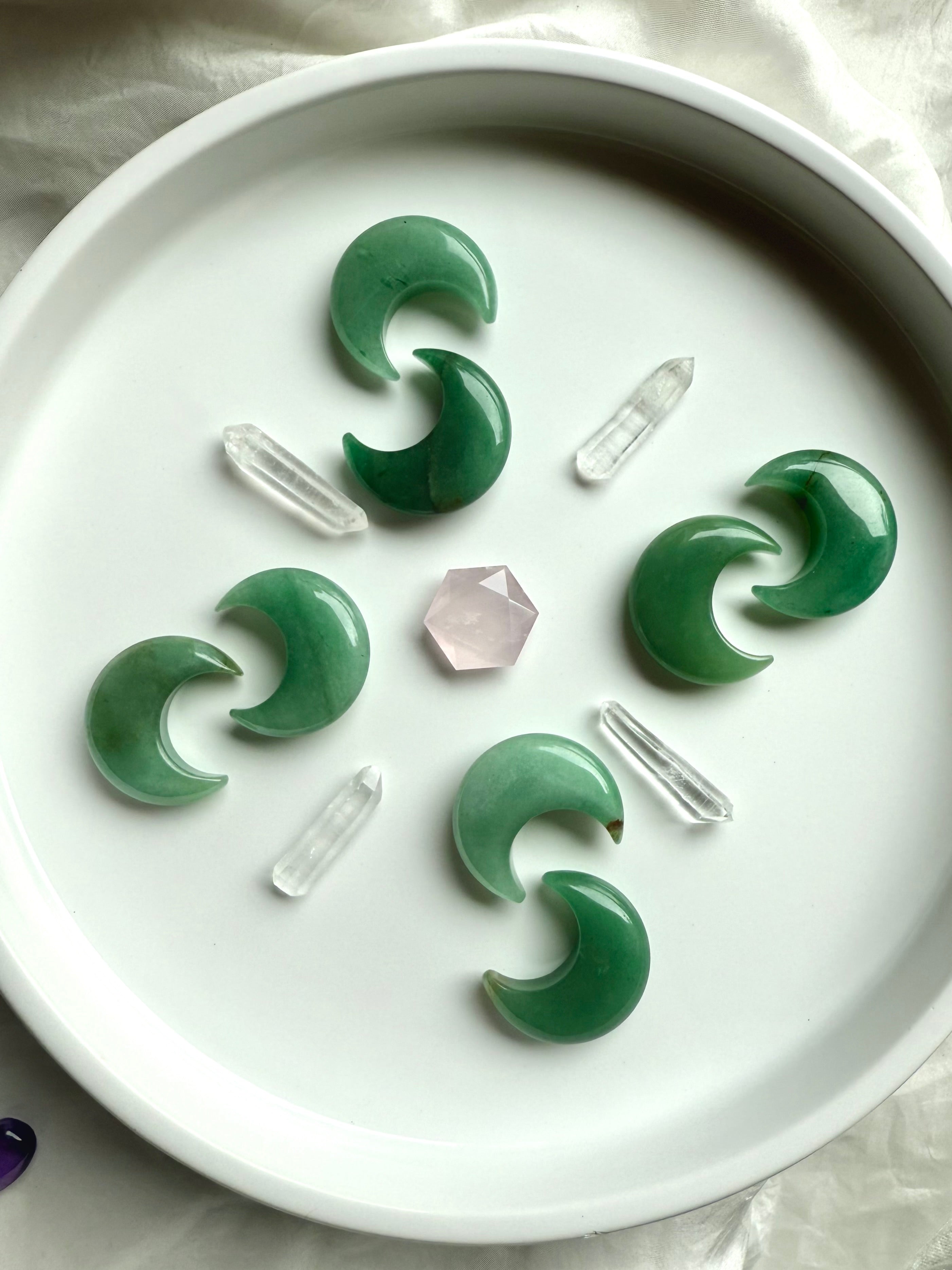 Crystal grid with Green Aventurine moons, clear quartz points, and rose quartz hexagon center, sacred geometry for Heart Chakra healing