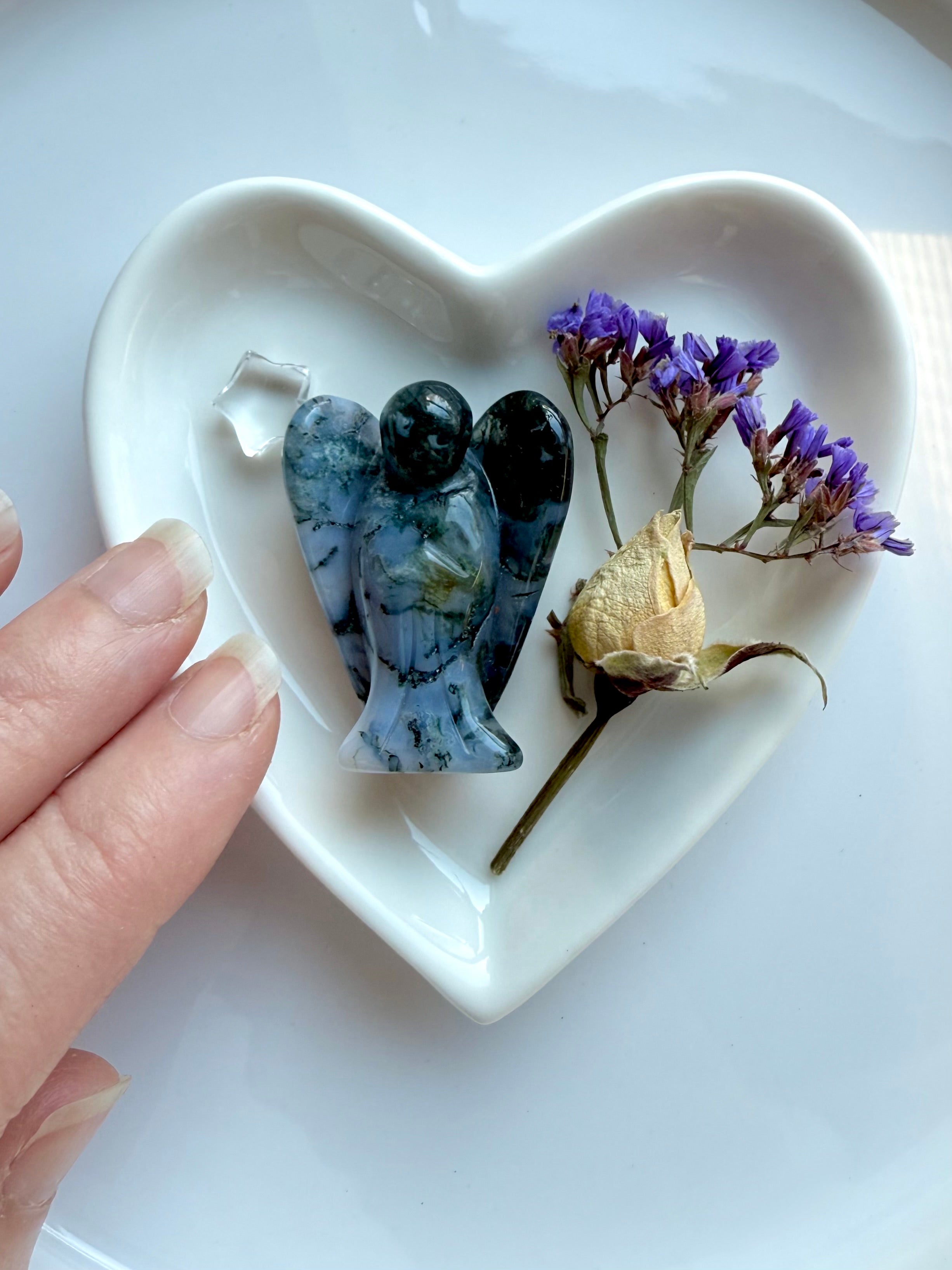 Moss Agate angel carving, clear quartz star, and dried flower bouquet displayed in white heart-shaped ceramic bowl – crystal gift set