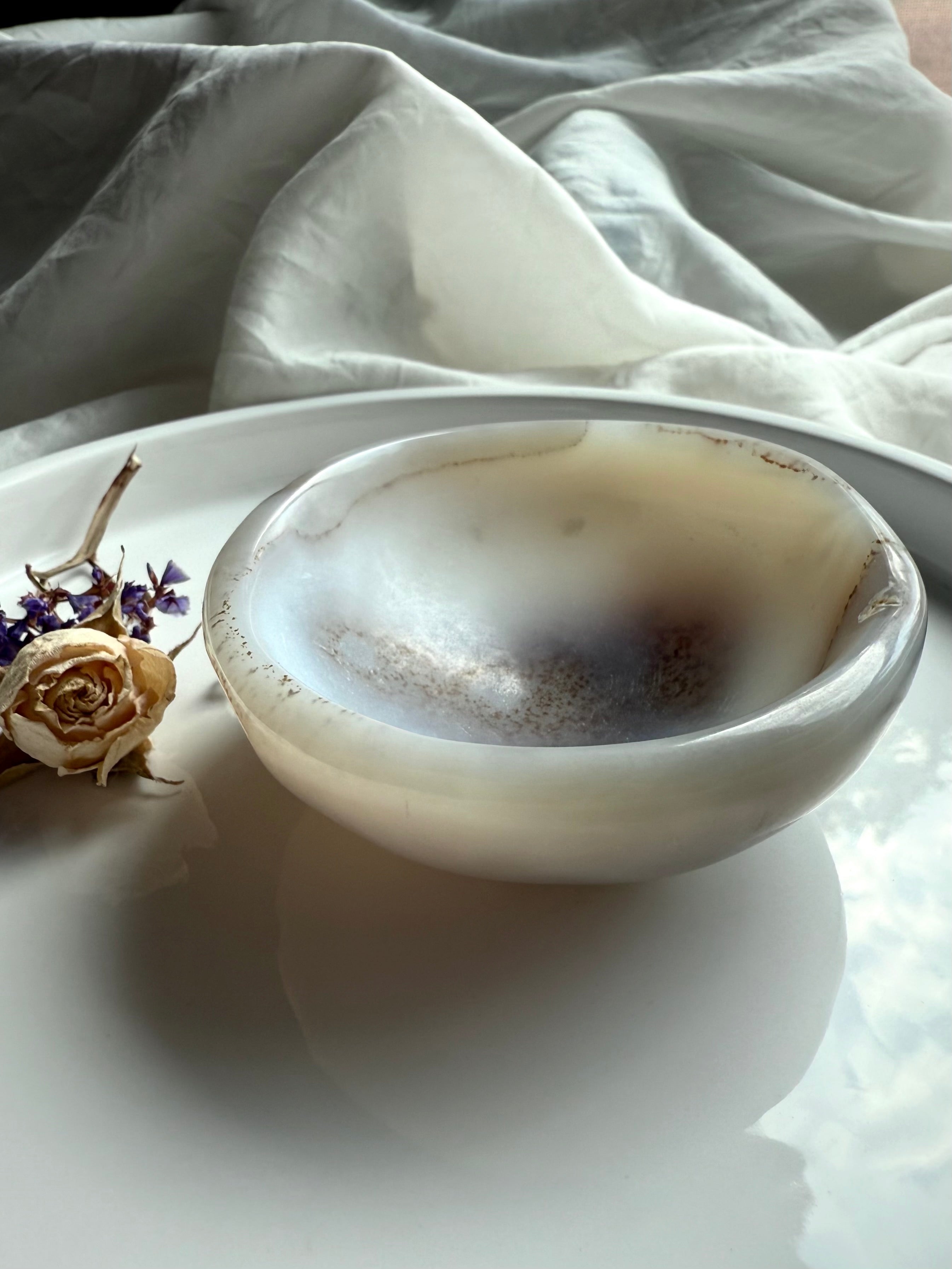 White Agate gemstone bowl with soft neutral hues and natural markings, polished crystal dish for offerings, meditation, and chakra work