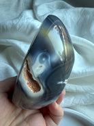Orca Agate bowl with swirling white agate patterns and druzy inclusions — hand-carved crystal dish for altar offerings, grounding, and emotional clarity.