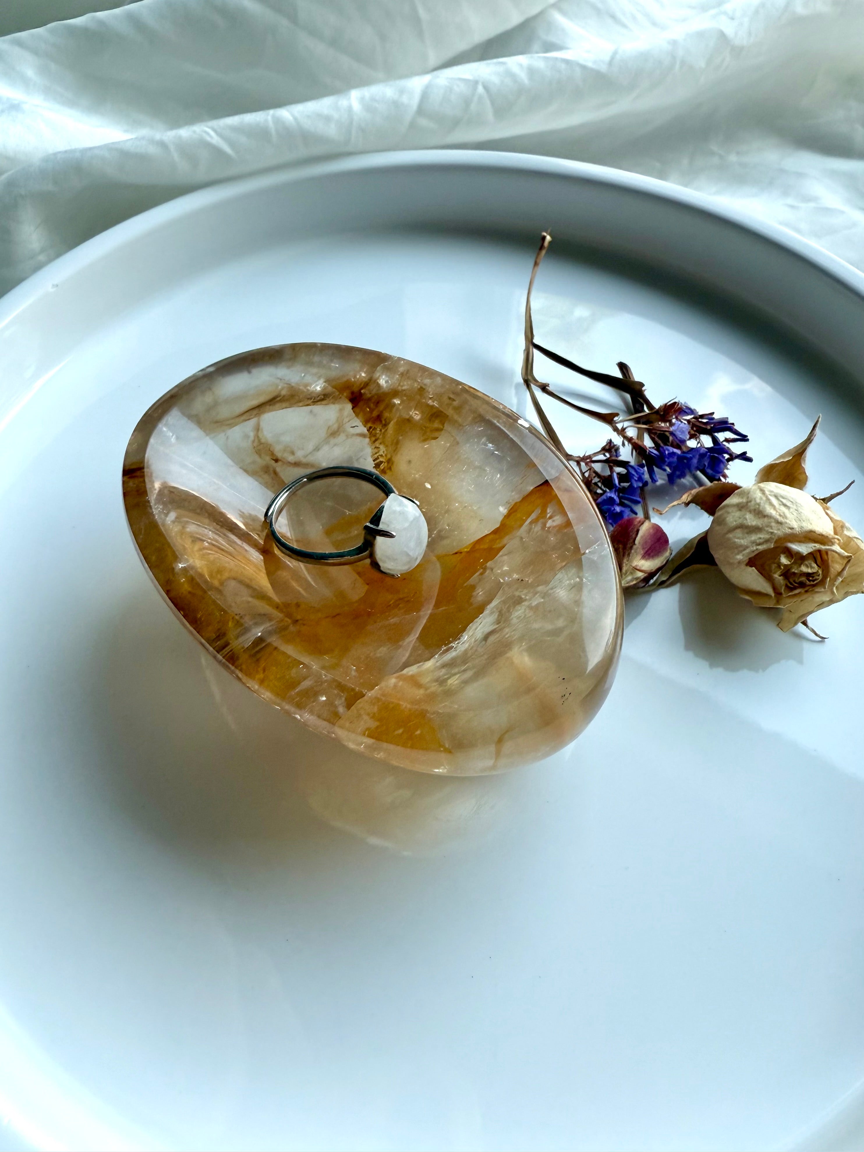 Small Golden Healer Quartz bowl with golden inclusions, crystal dish for meditation altar and jewelry storage 