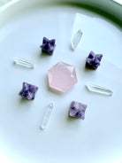 lepidolite merkaba star crystal grid with rose quartz hexagon center and clear quartz points, heart and crown chakra healing layout for calm, emotional balance and energy alignment