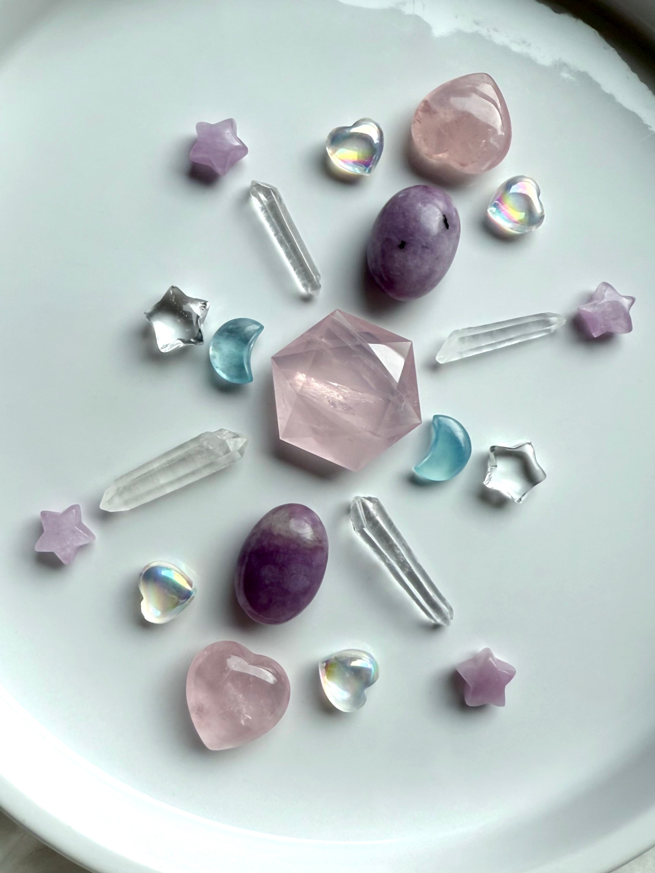 Crystal grid featuring Kunzite stars, clear quartz points, rose quartz, and aura carvings — a layout for love, clarity, and divine connection.