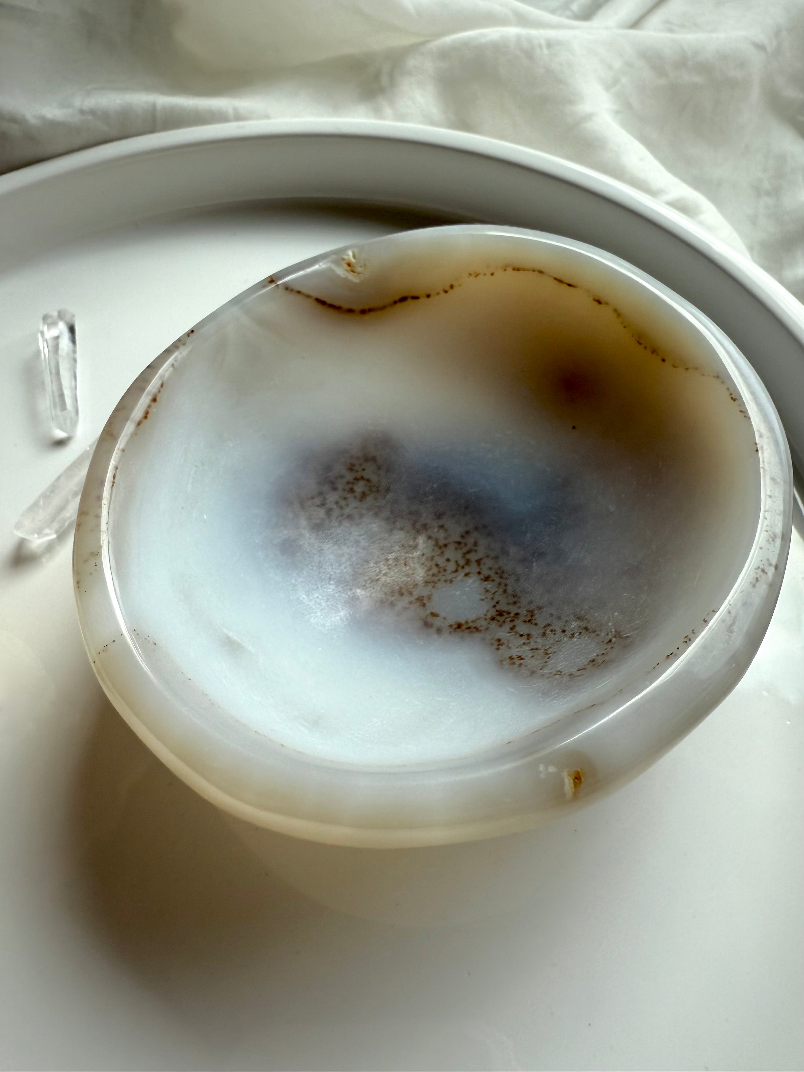 White Agate gemstone bowl with cloudy patterns – crystal offering dish for calm energy & sacred space décor