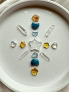 Crystal grid with Apatite moons, Clear Quartz points, Aura heart, and Mini Amber Stars – for balance, clarity, and Solar Plexus alignment