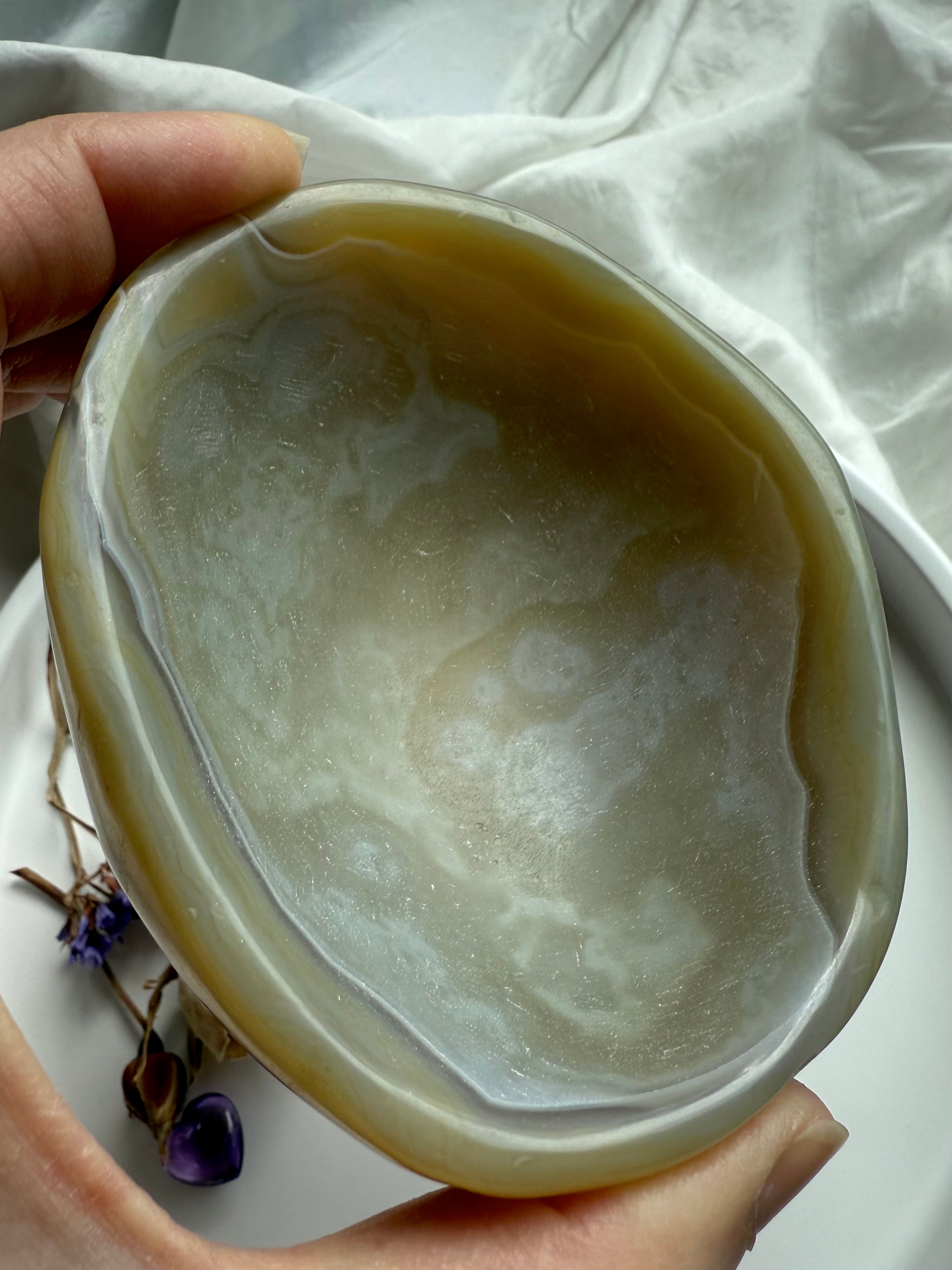 Beige agate crystal bowl with translucent layers and natural texture – grounding gemstone décor piece