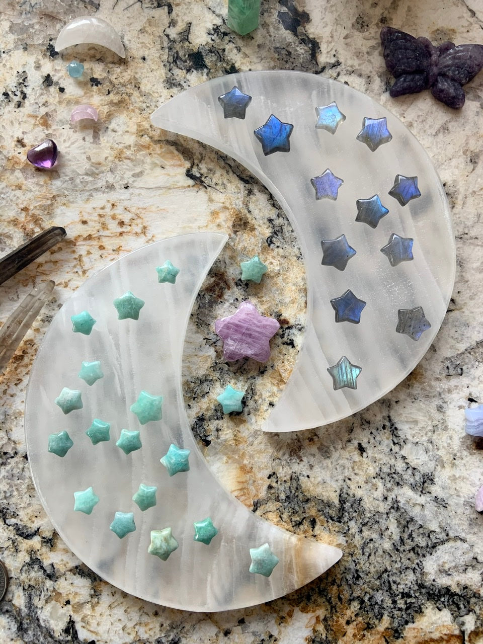 Celestial crystal grid with pastel Labradorite and Amazonite mini stars on white moon plates — featuring a Kunzite star center for divine connection &amp; chakra alignment.